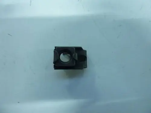 Kleine schwarze elastische Verbindungselement von Remeha, mit kreisförmiger Öffnung in der Mitte und zwei seitlichen Aussparungen.